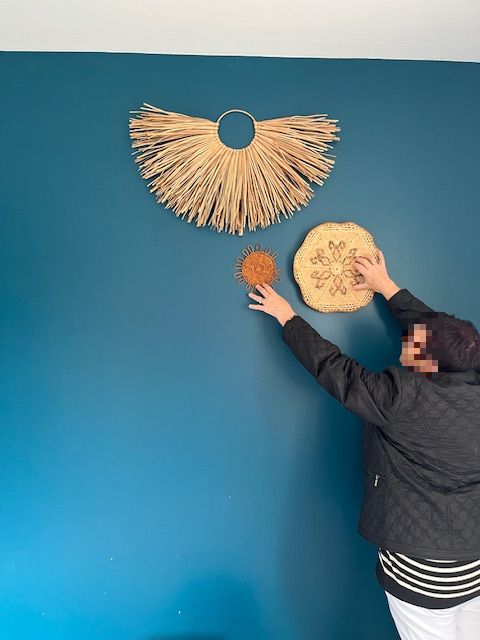 Placement d'elements de decoration sur le mur de la chambre