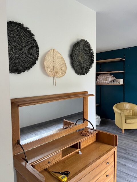 Placement d'elements de decoration sur le mur de l'entree de la chambre