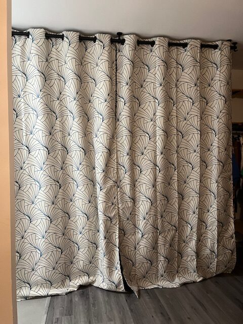 rideaux pour le dressing assortis aux couleurs du mur